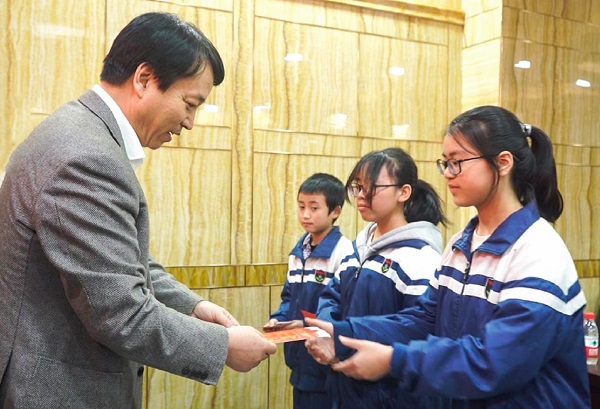 中國華融黨委副書記、監(jiān)事長胡建忠一行赴四川宣漢縣調(diào)研督導(dǎo)扶貧工作